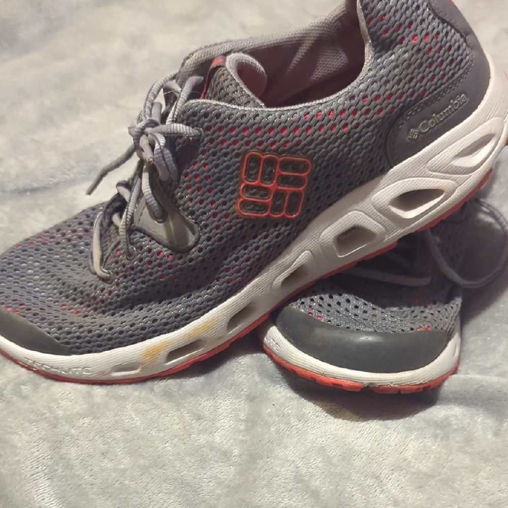 Columbia Techlite Drainmaker IIIGray and Red Athletic Shoes with Breathable Mesh